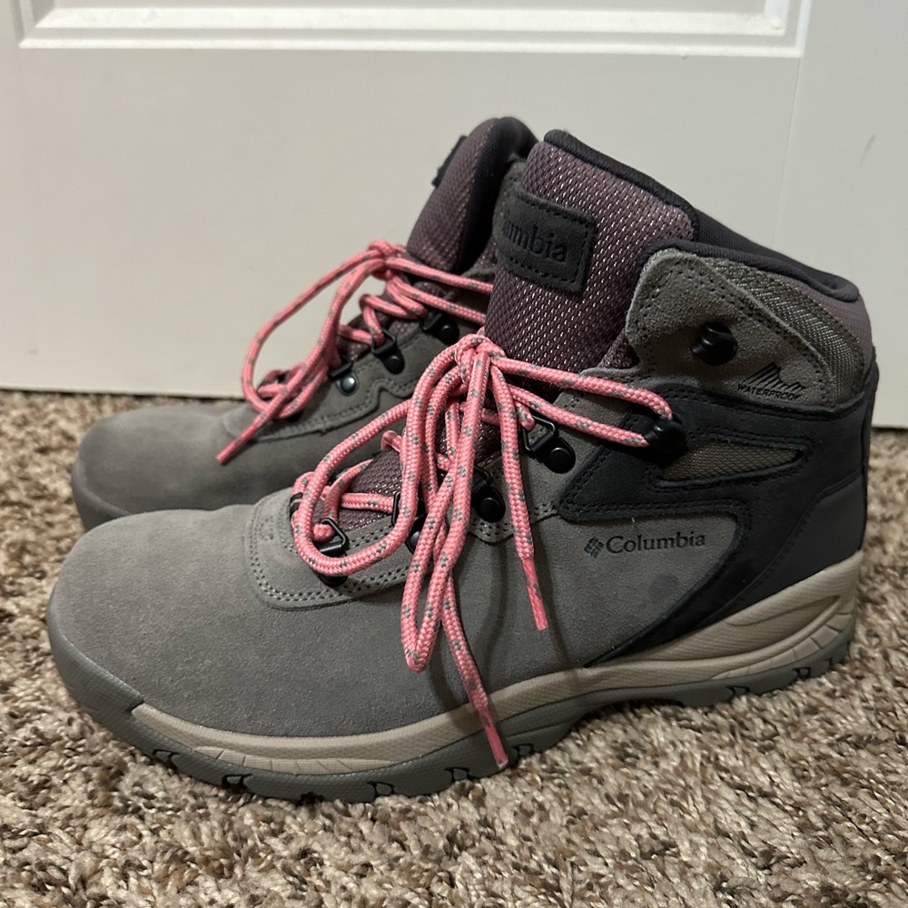 NEW Columbia Women's Newton Ridge Hiking Boot